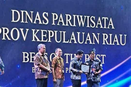 Perwakilan Dinas Pariwisata Provinsi Kepri menerima penghargaan Best of The Best Branding Promotion yang diserahkan Wakil Gubernur Jatim Emil Elestianto Dardak, Surabaya, Minggu (5/10/2025). (Sumber: Dinas Pariwisata Kepri)