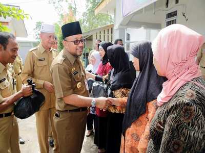 Walikota dan Wakil Walikota Tanjungpinang menyerahkan sembako murah ke masyarakat.