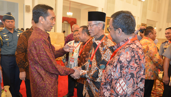 images/foto/Berita/Gubkepri-HM-Sani-berbincang-dengan-Presiden-Jokowi.jpg
