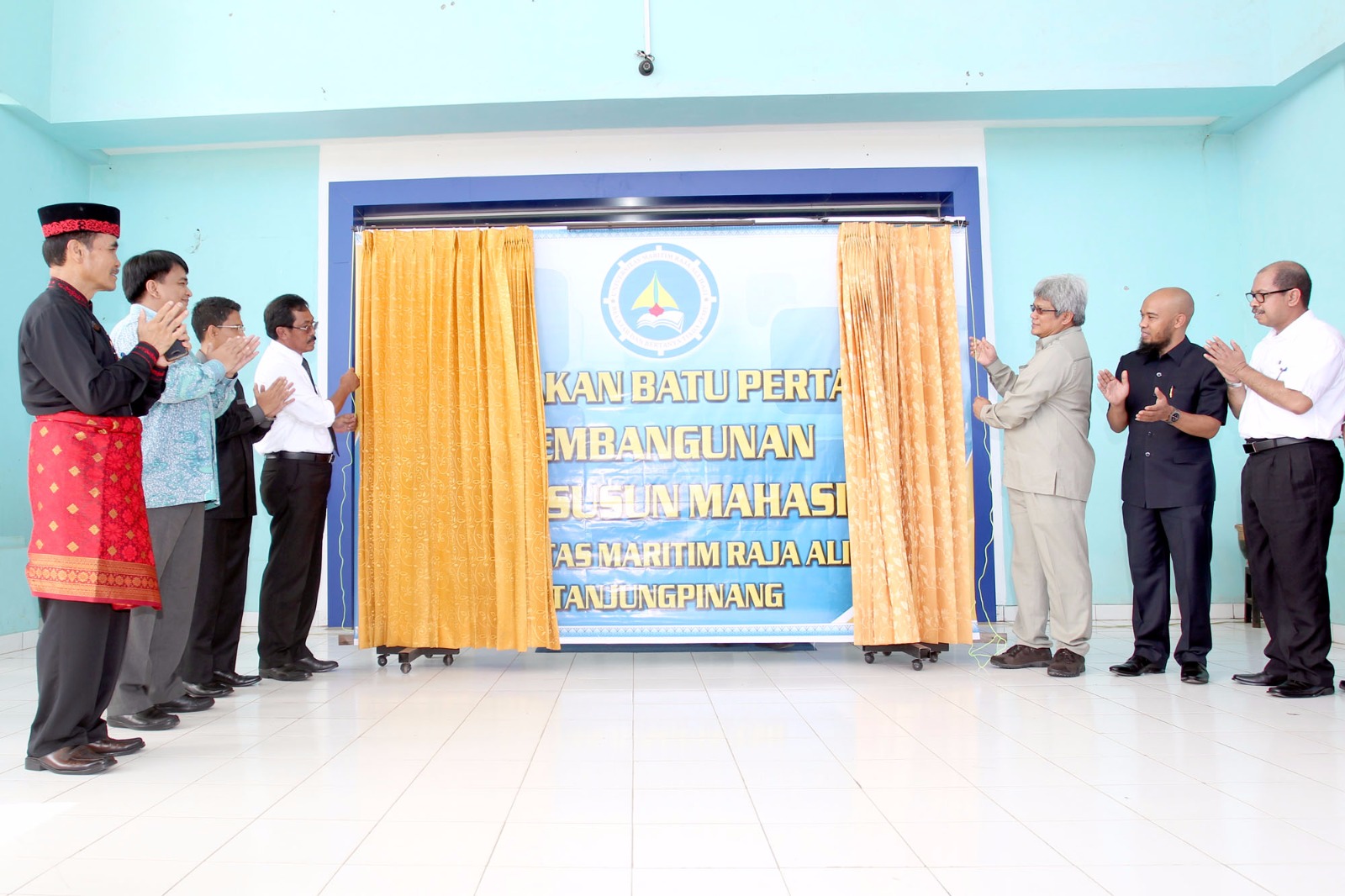 peletakan batu pertama pembangunan asrama mahasiswa Universitas Maritim Raja Ali Haji (Umrah)