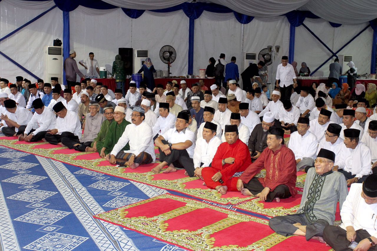 Kegiatan buka bersama ini diakhiri dengan shalat terawih berjamaah. 