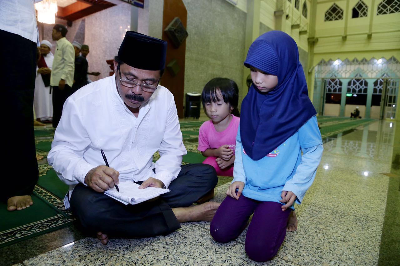 Gubernur, Nurdin Basirun menandatangani buku tulisan ceramah anak-anak