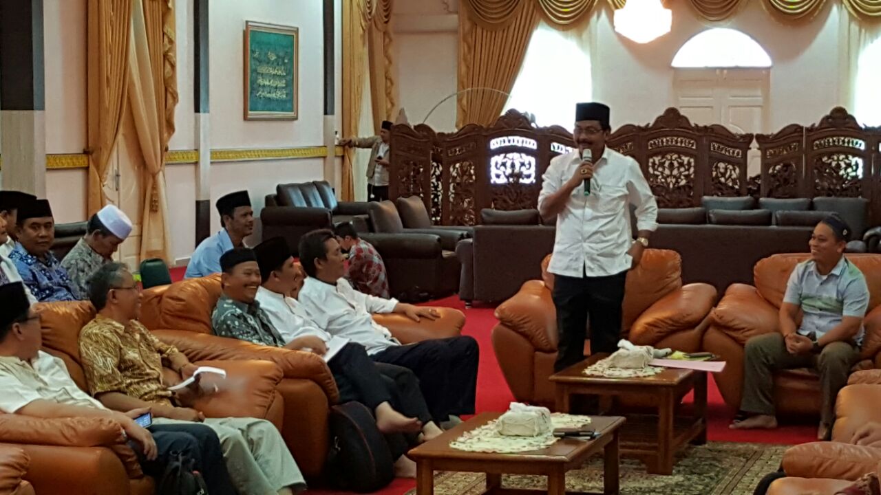Gubernur Nurdin memimpin rapat bersama sejumlah SKPD Kepri dan Kabupaten Lingga di Daik, Lingga.