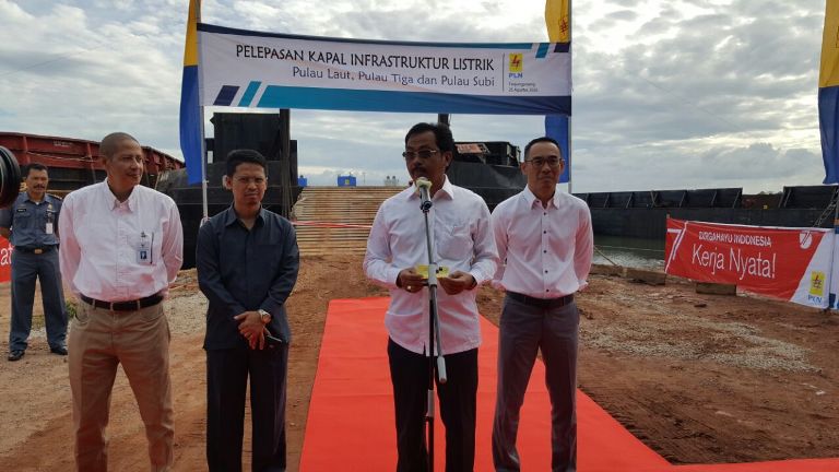 Gubernur Lepas Kapal Infrastruktur Listrik ke 3 Pulau